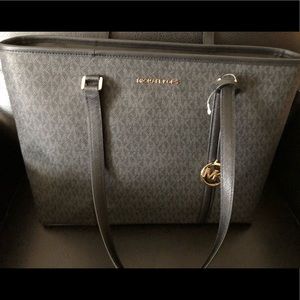Brand 🆕 NWT MK Purse 👜🖤